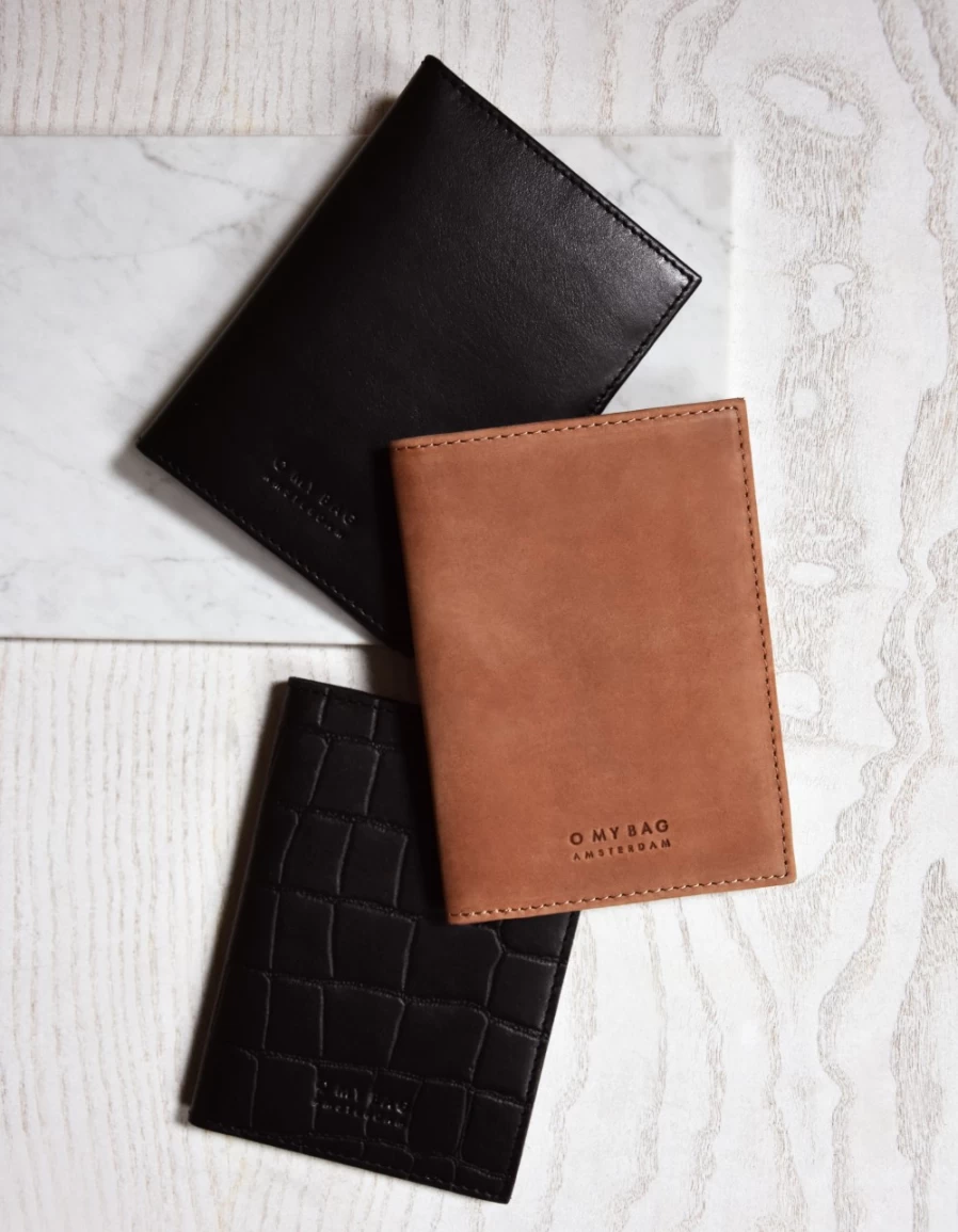 "O My Bag Women's Black Classic Leather Passport Holder – Stylish Travel Essential"